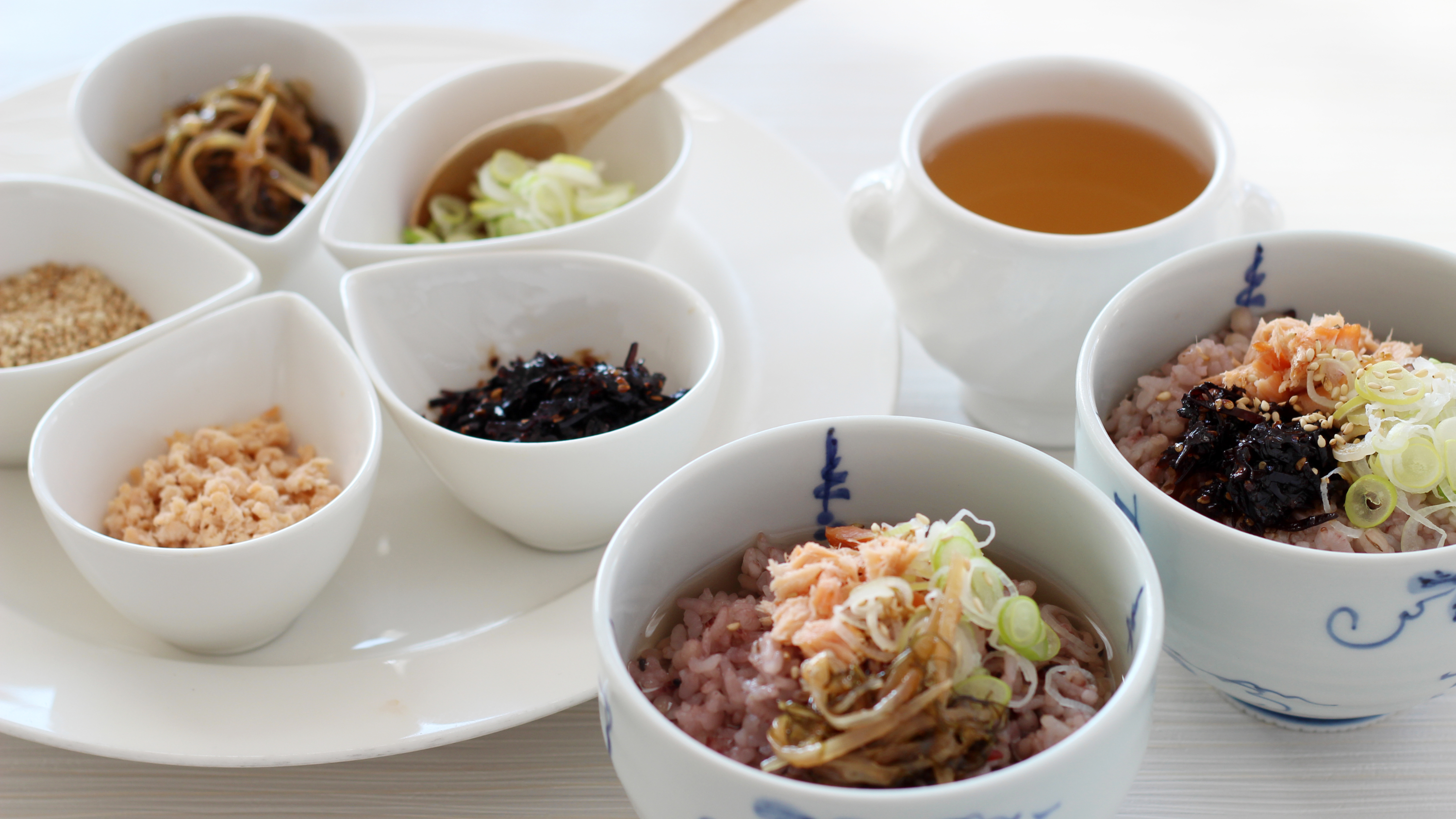 朝食ビュッフェ：五穀米御飯と薬膳スープでお茶漬けに