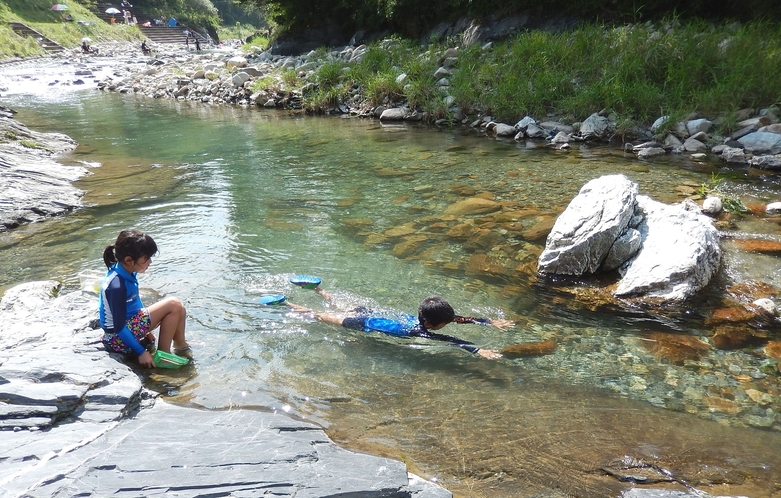 山林舎ー川遊び1