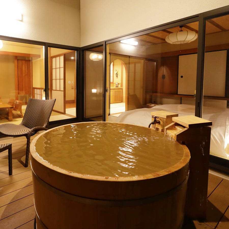 「天の坐」４室は文化財的価値のある建物を再生し、源泉かけ流しの露天＆内風呂を備えた贅沢客室。