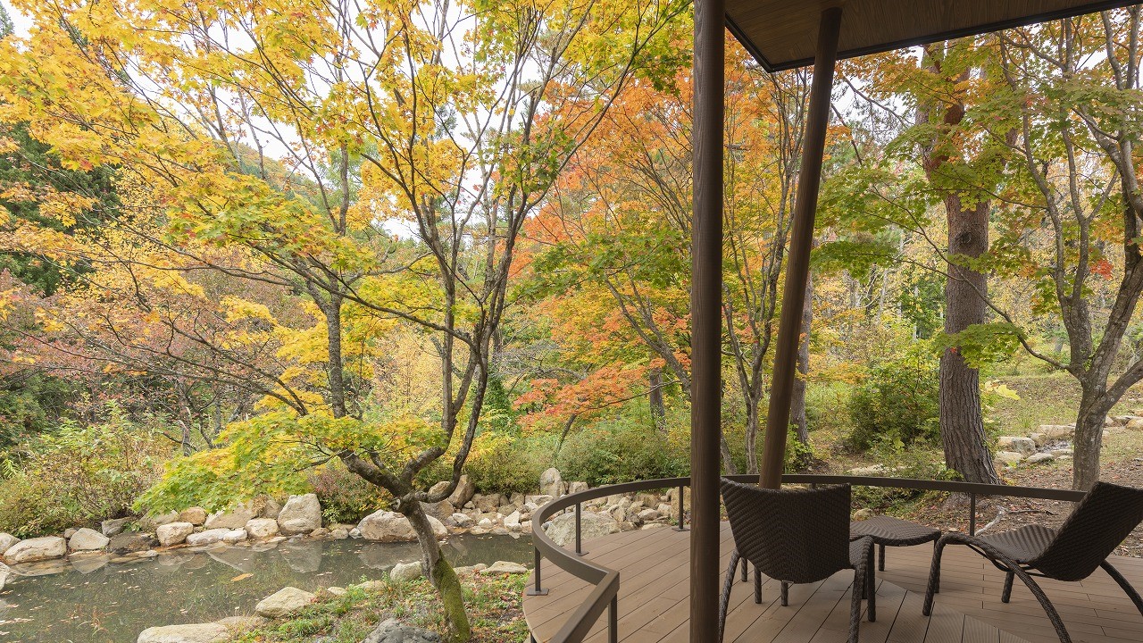 離れ「天の坐」嵐亭テラス（眺望：紅葉）