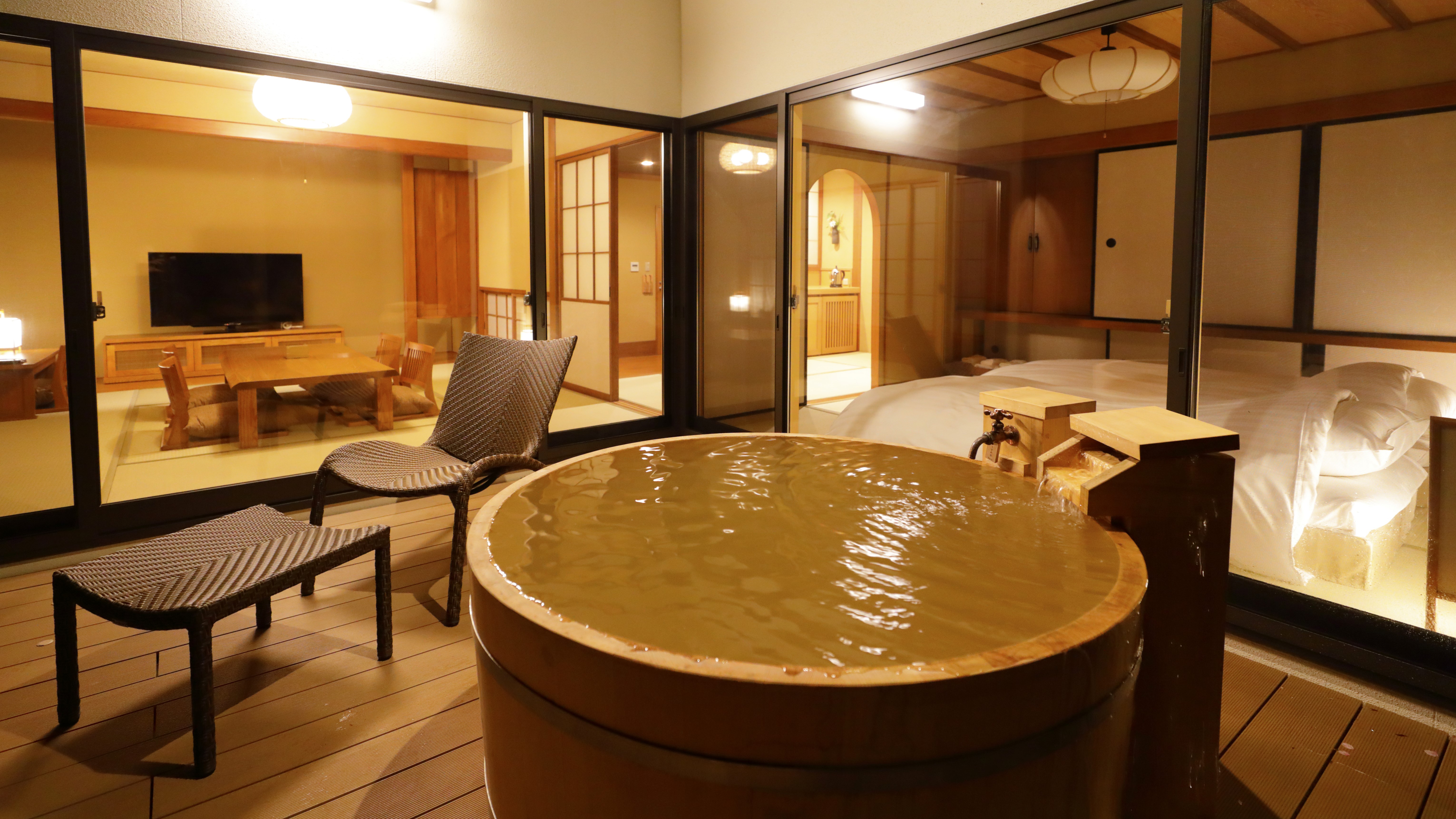 【離れ】「天の坐」４室は文化財的価値のある建物を再生し、源泉かけ流しの露天＆内風呂を備えた贅沢客室。