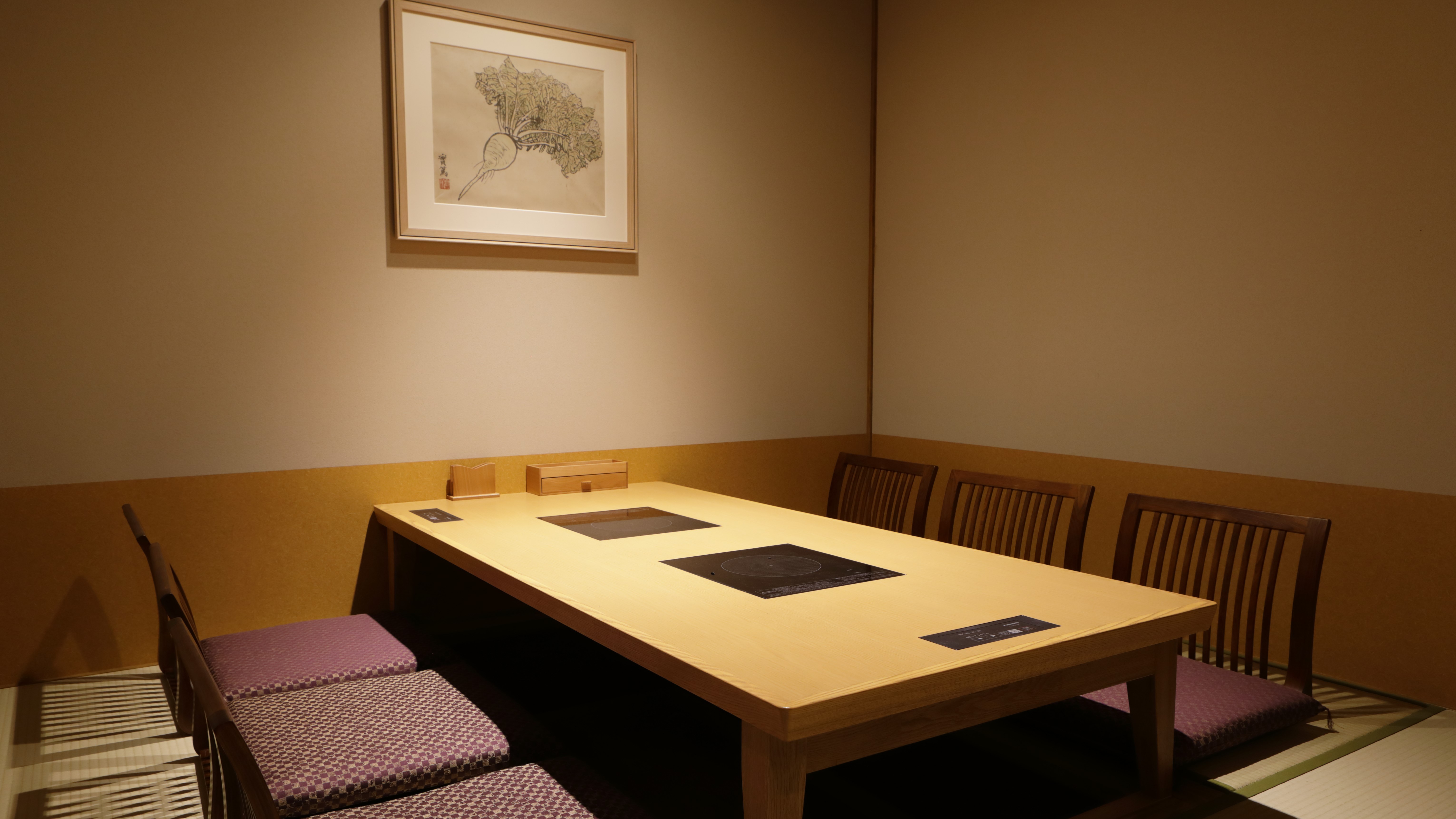 【食事処】「仙楽」…個室の一例。個室席・ブース席・カウンター席とプライベート感のあるお席をご用意。