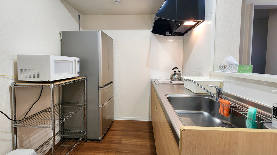 #アパート7人部屋◆大きめの冷蔵庫を設置しておりますので、長期滞在の自炊も可能です