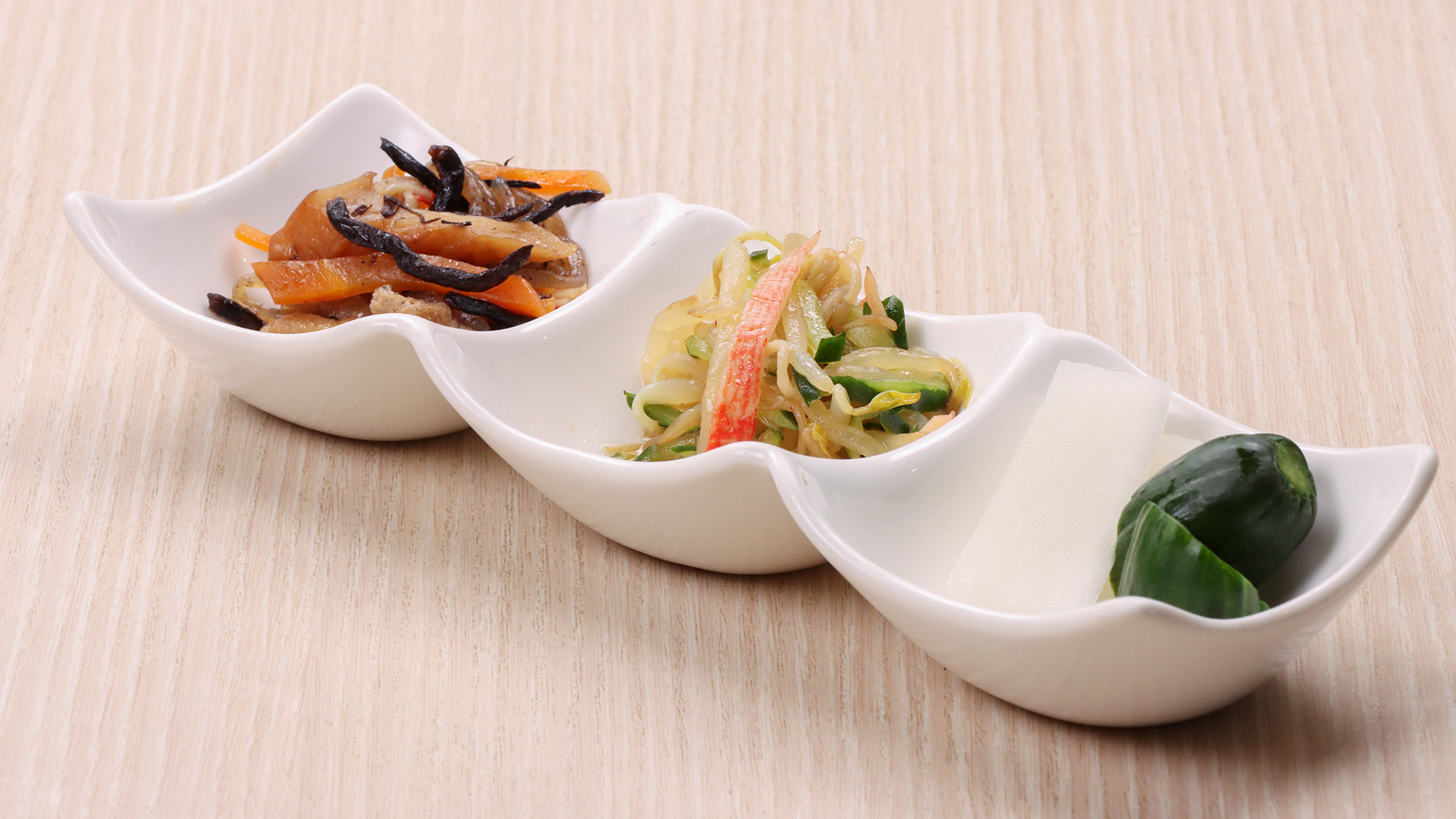 #カフェメニュー◆もやしのナムルやお漬物は箸休めにぴったりです