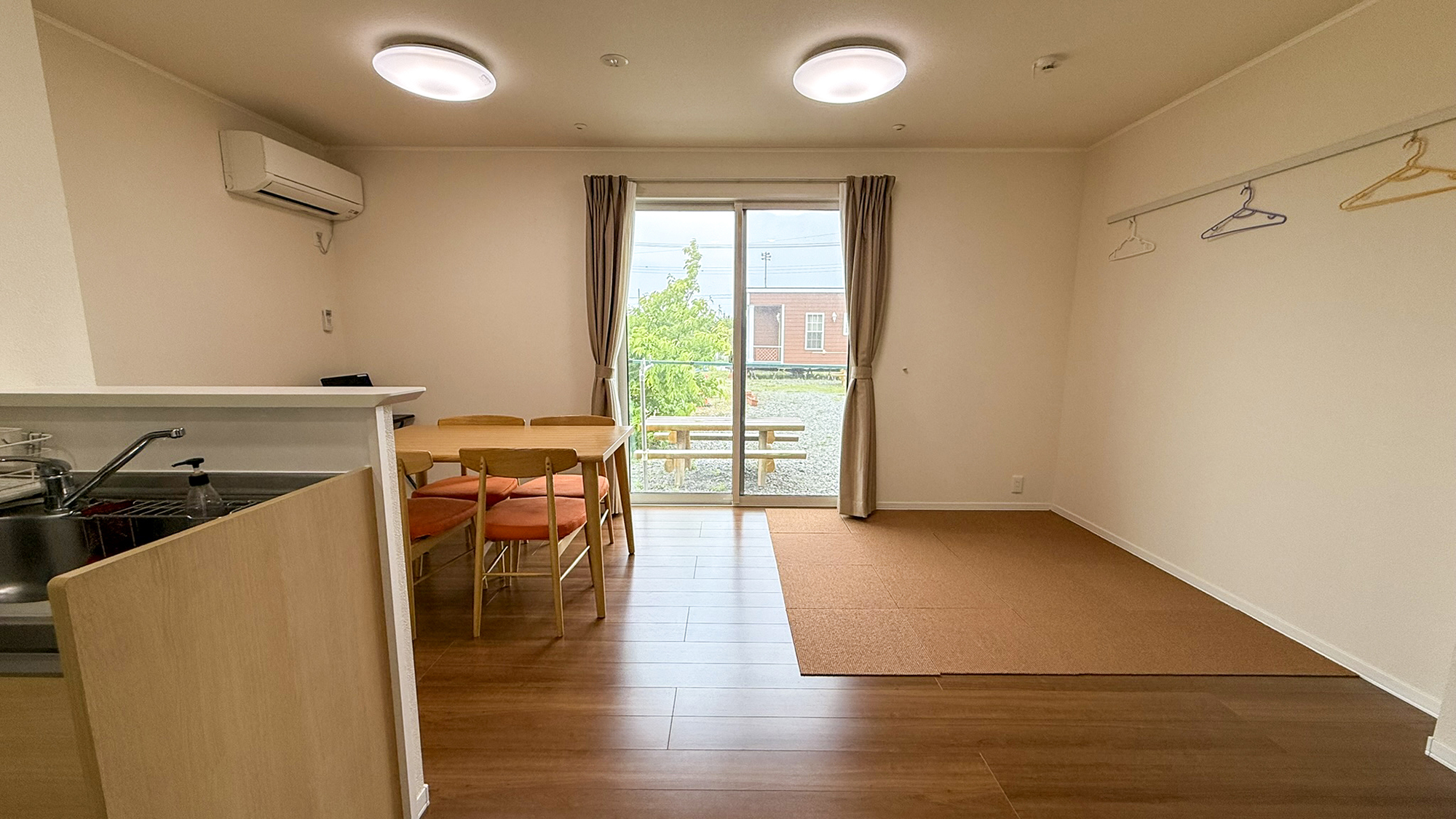 #アパート5人部屋◆落ち着いた雰囲気の室内と、庭のテーブルでゆったり過ごせます※1階