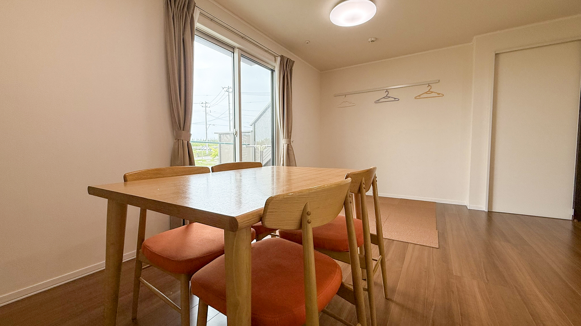 #アパート5人部屋◆オレンジが彩る明るいダイニングテーブルでお食事をお楽しみください※1階