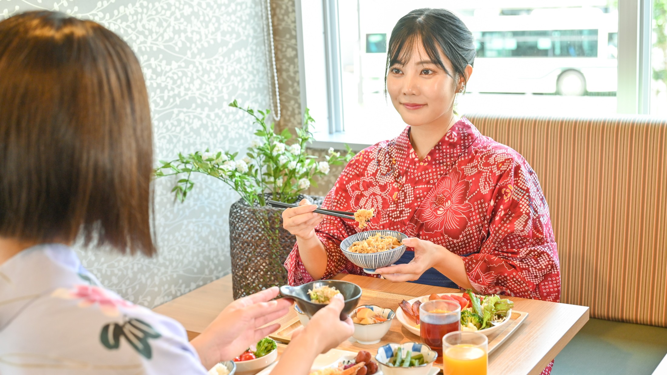 和の趣あふれる明るい店内で旬の食材を使った朝ごはんを