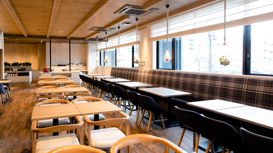 【レストラン】明るく開放的なレストランは、北国の空気感を感じられるデザインに