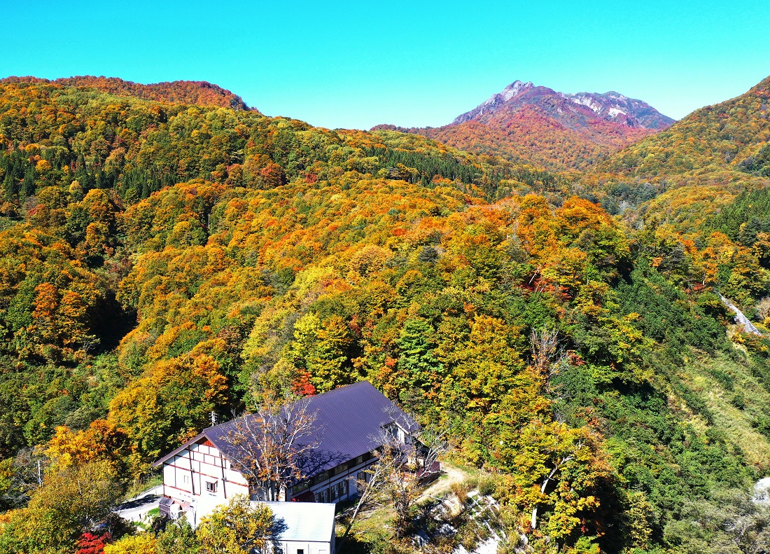 紅葉の雨飾山と雨飾荘