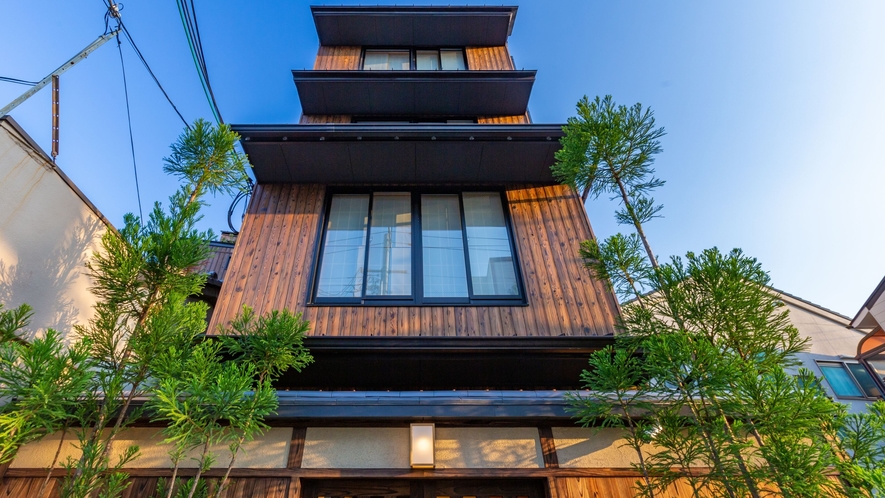 外観です。京都の住宅街に溶け込む4階建て。とても静かな立地のため、ゆったりとお過ごしいただけます。