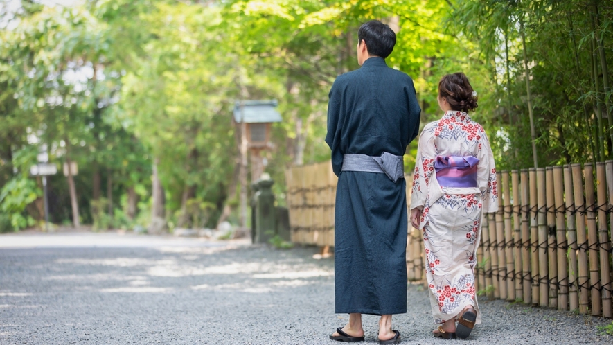 夏は浴衣で京都を楽しむ。6月中旬から9月中旬は、着付けプランは浴衣でご用意いたします。