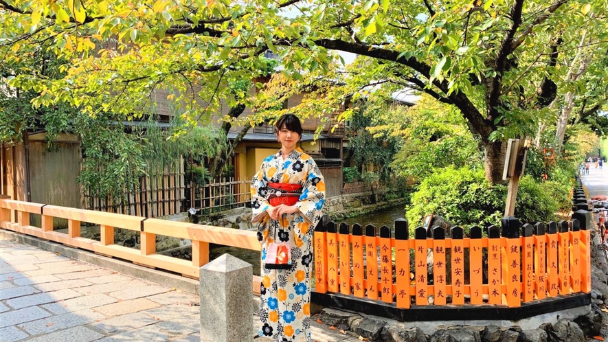 祇園白川（祇園新橋）の巽橋です。京都らしい撮影をしたいなら、是非おススメしたいスポットです。