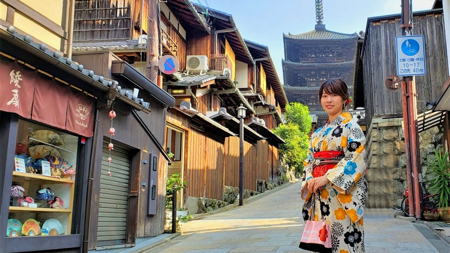 八坂通にて。八坂の塔や八坂庚申堂を見ながら、清水寺歩けるまで歩ける素敵な通りです。