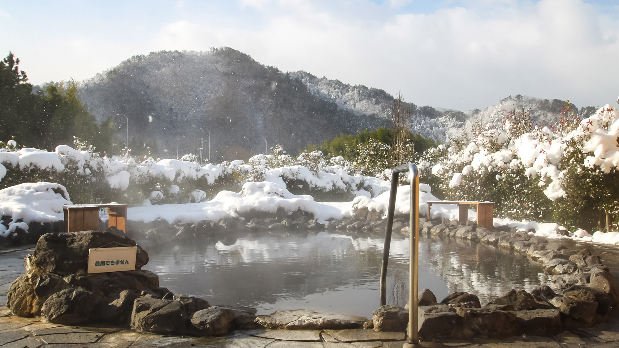 ・＜露天風呂＞雪化粧が美しい開放感のある露天風呂はたまりません