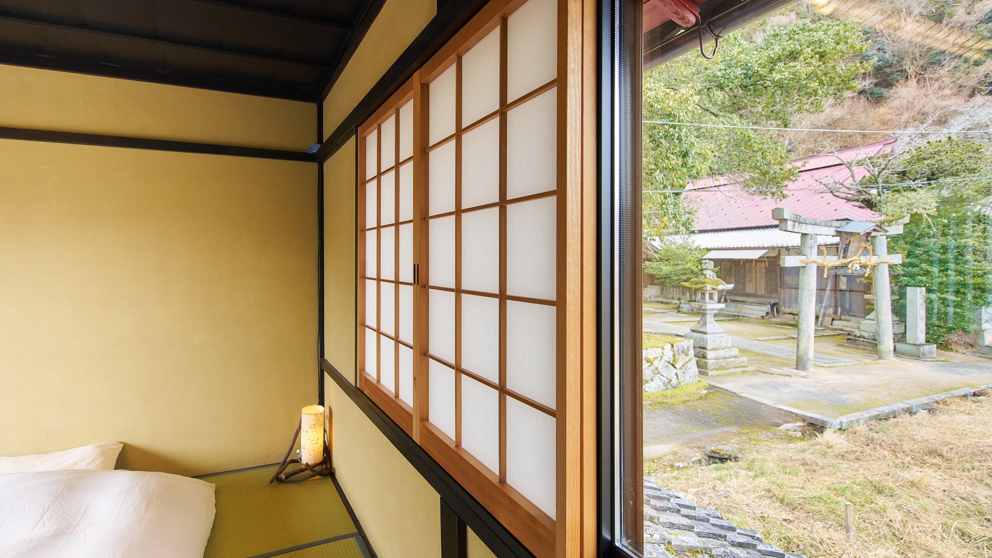 ・【寝室】2F　窓からは、お隣にある岩城神社の鳥居を望めます