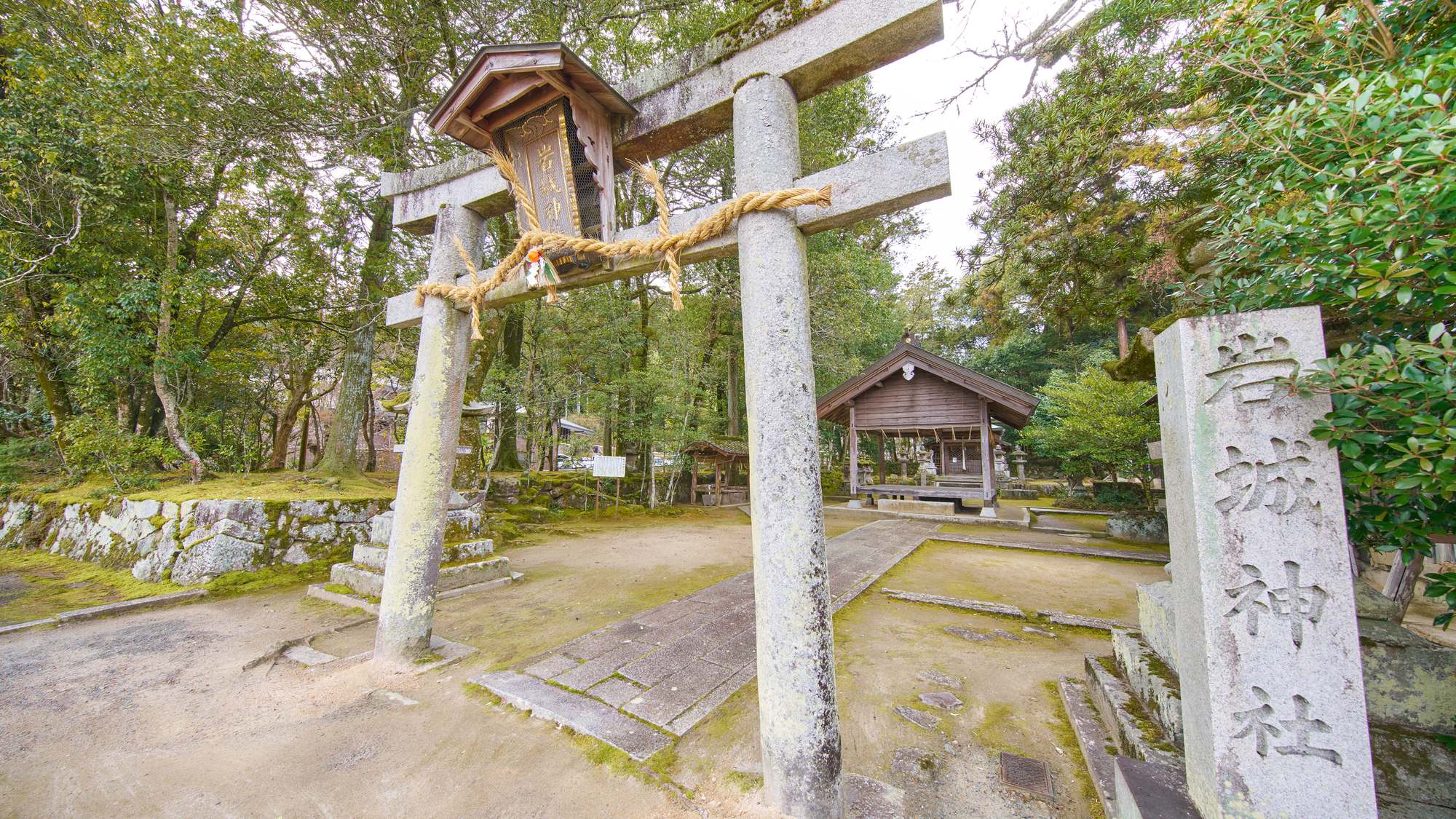 ・【周辺】岩城神社は明智光秀が内藤氏の居城である八木城を攻める際、戦勝祈願をしたと伝わる神社です