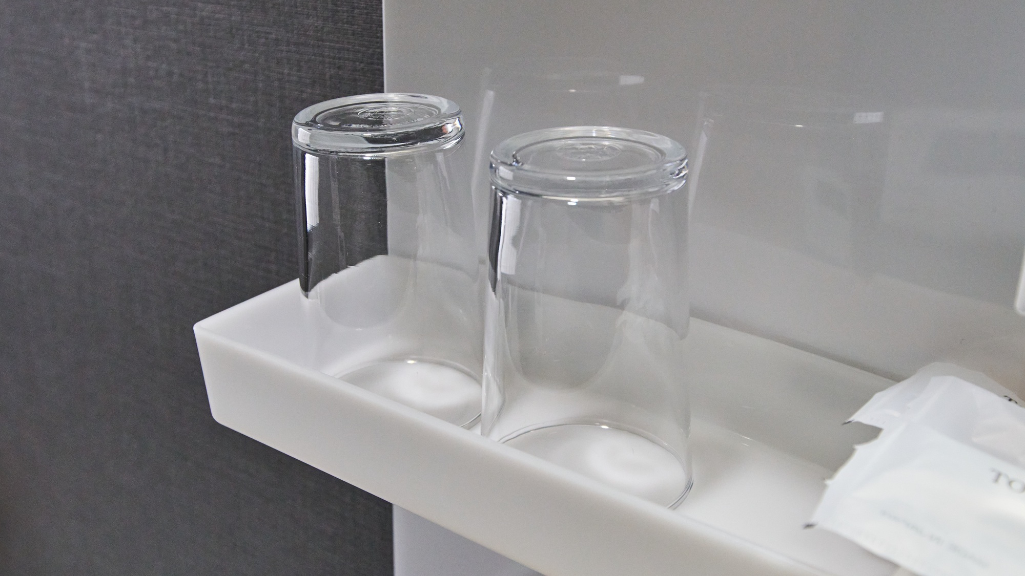 ・【備品】歯磨きの際に洗面所棚にあるグラスをご利用ください