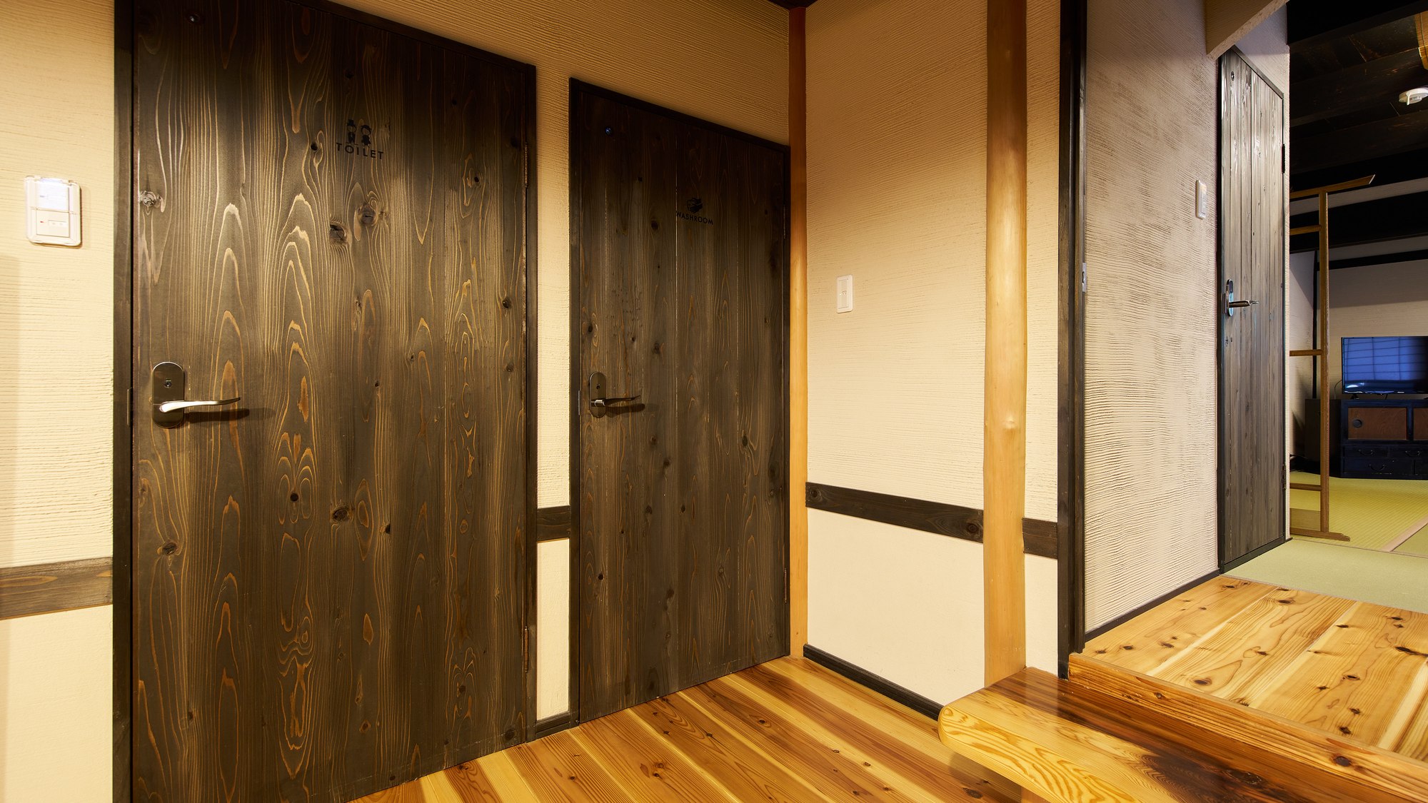 ・【板間】1F　トイレと洗面所