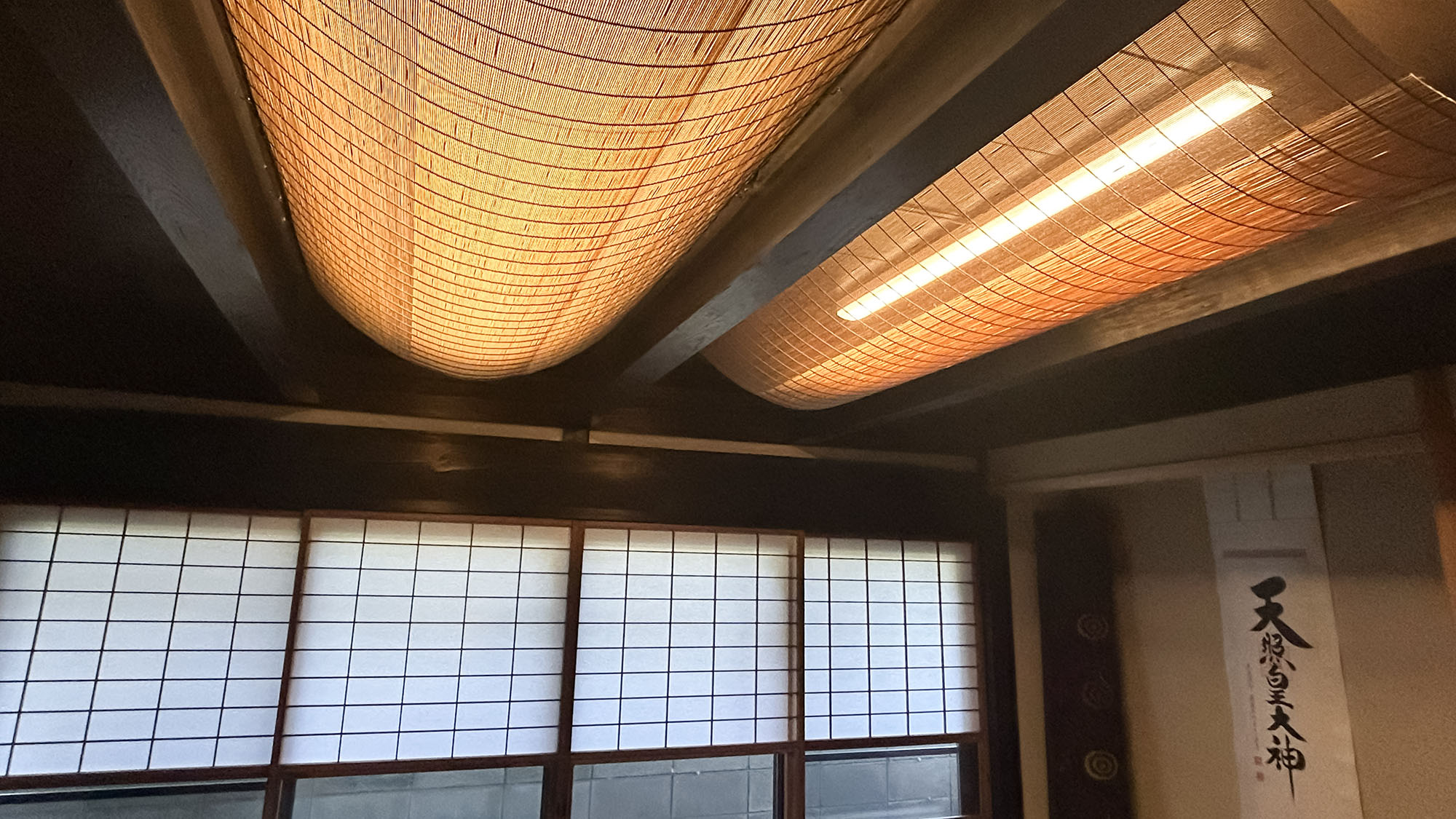 ・【和室】天井や窓には天然葦を使った京すだれを使用しました