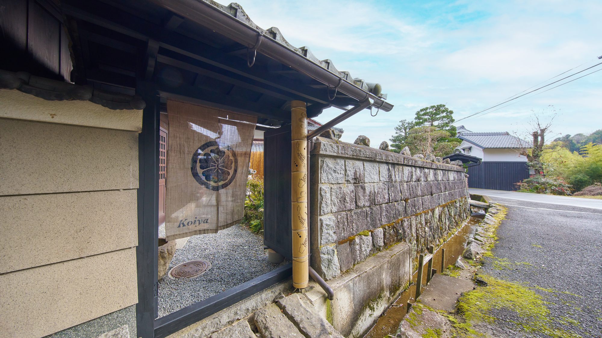 ・【外観】昔ながらの趣を残す、田舎らしい温もりを感じる門扉です