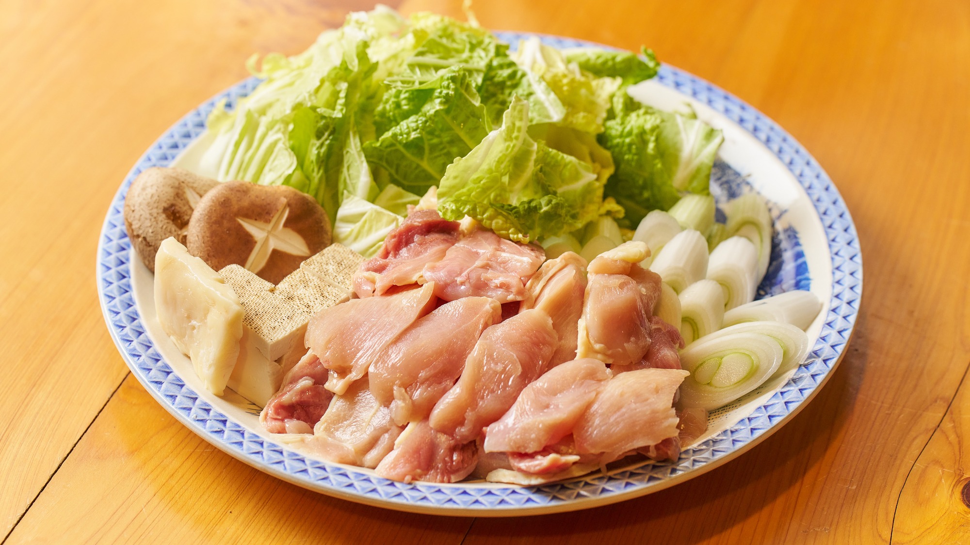・【夕食】一例　京都亀岡で飼育された鶏のすき焼き鍋に旬の野菜