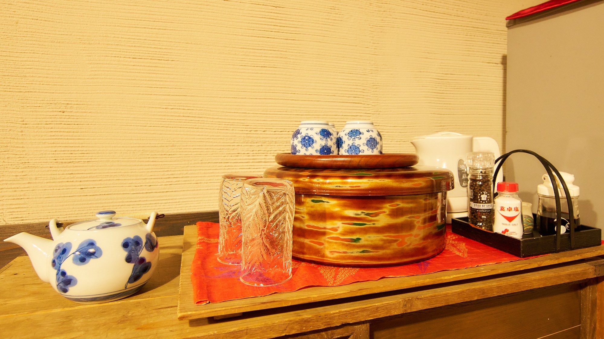 ・【板間】1F　茶器、グラス、調味料、湯沸かしポット