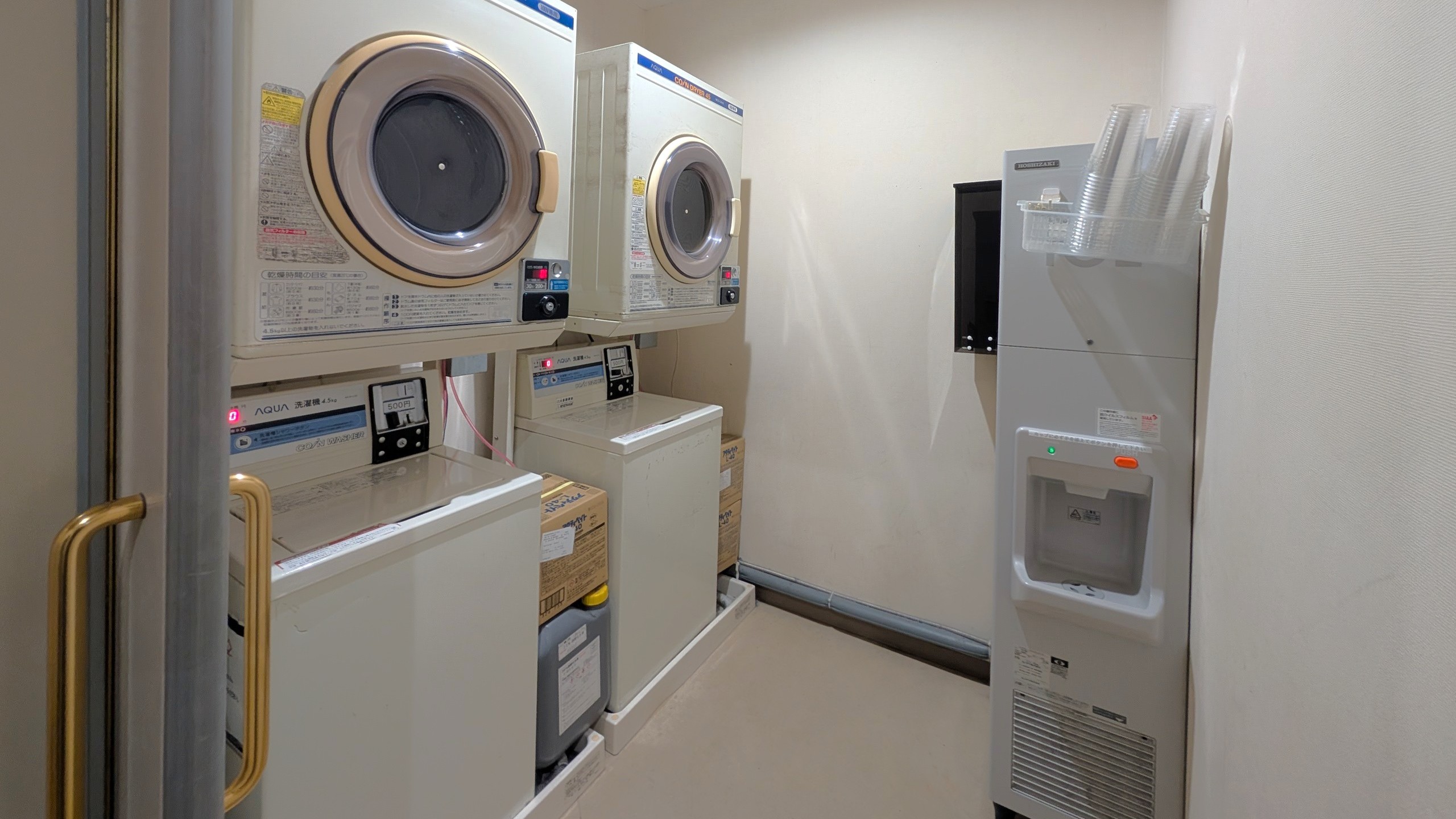 コインランドリー　撮影：GR