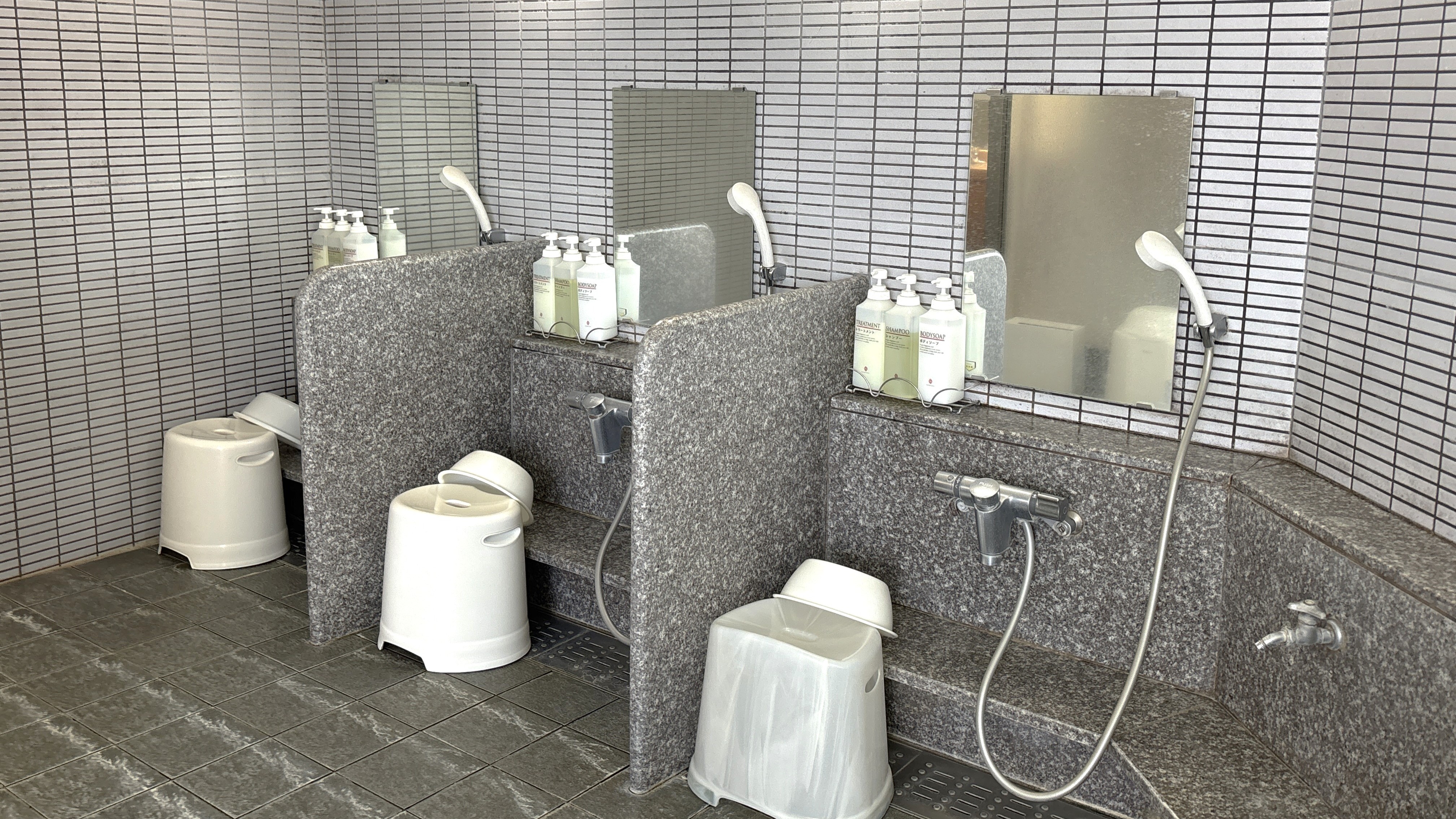 【人工温泉大浴場】洗い場　撮影：GR