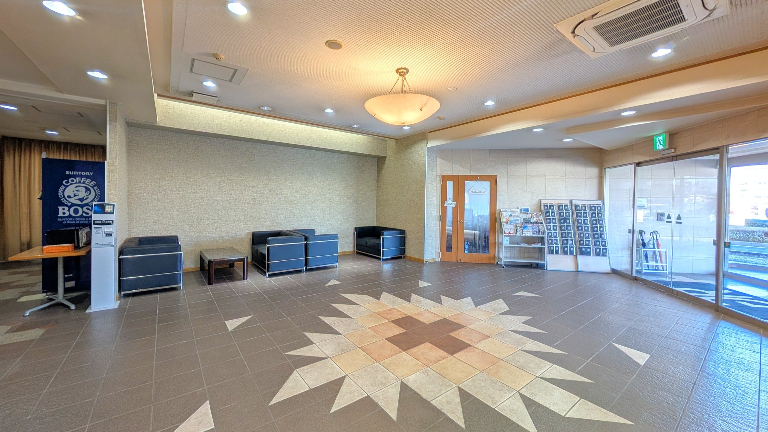 ロビー　撮影：GR