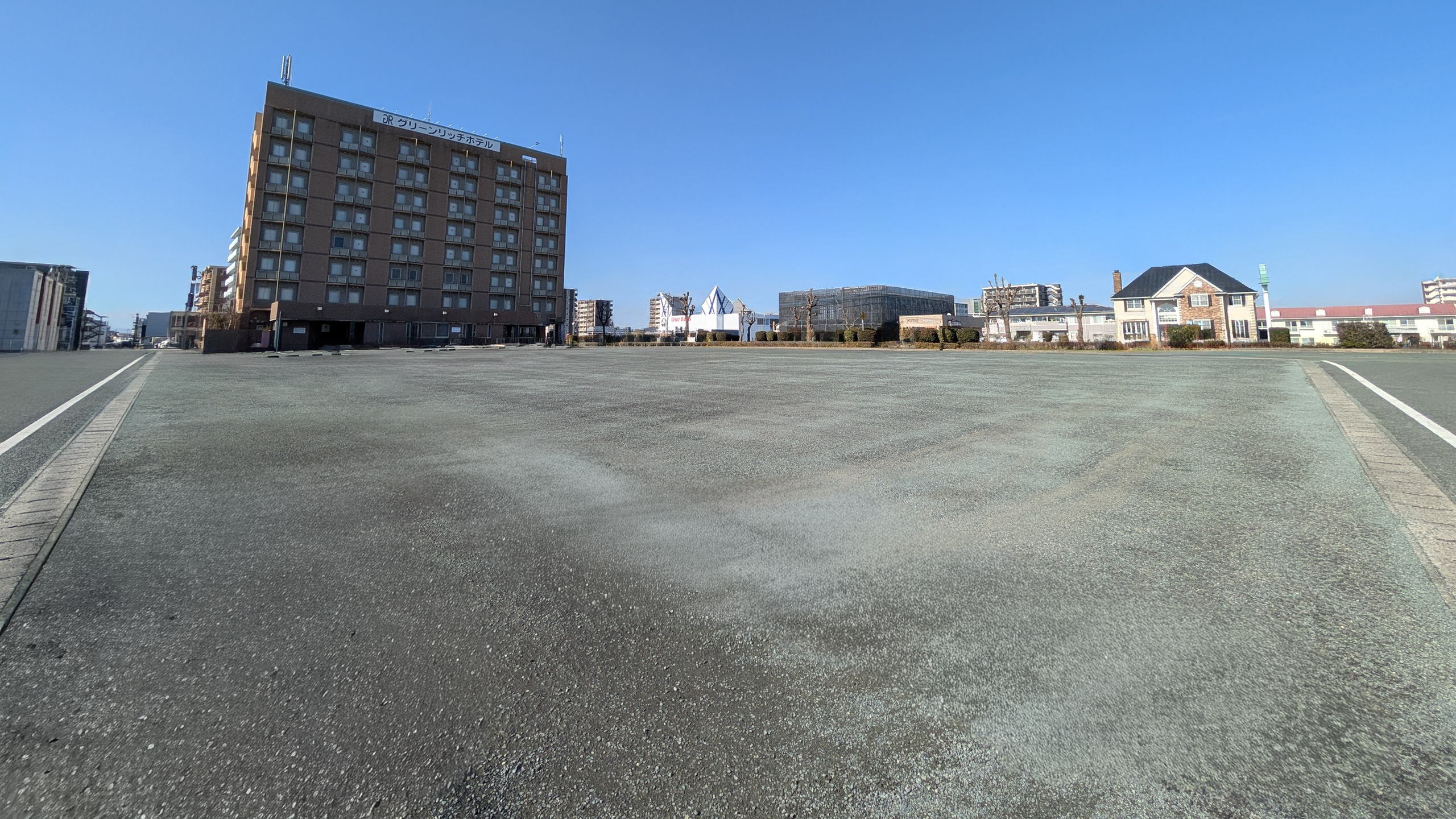 広々平面駐車場