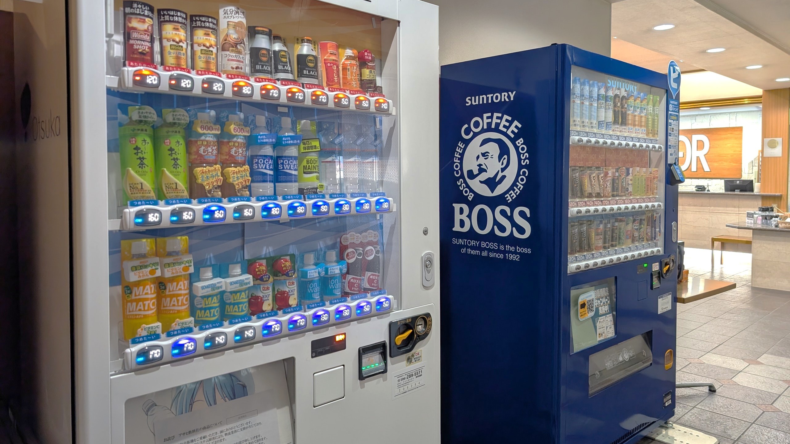 1階　自動販売機　撮影：GR