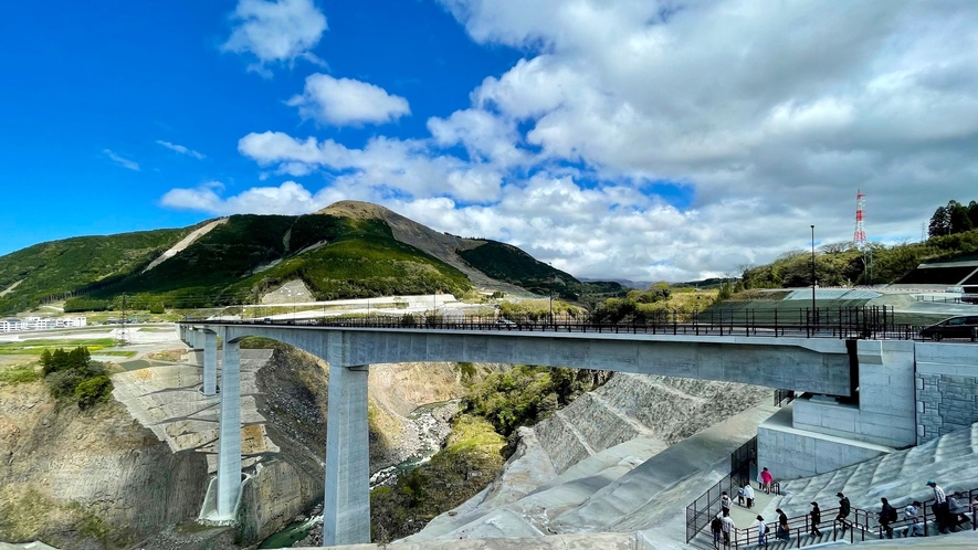 写真提供：熊本県観光連盟　国道57号線沿いの南阿蘇村立野と、同村河陽をつなぐ全長525m、最大橋脚高