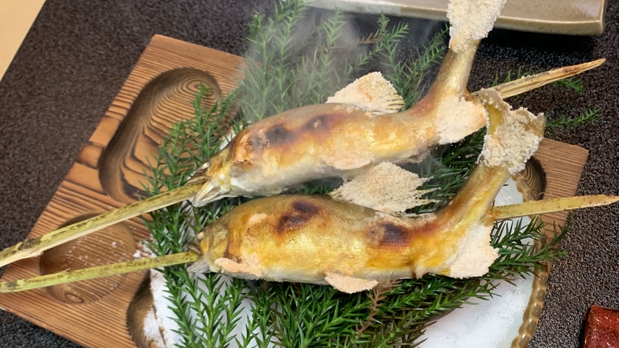 岩魚の塩焼き　杉の香りに乗せて