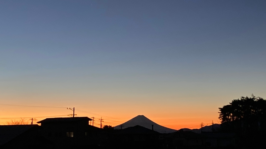 夜明けの富士山