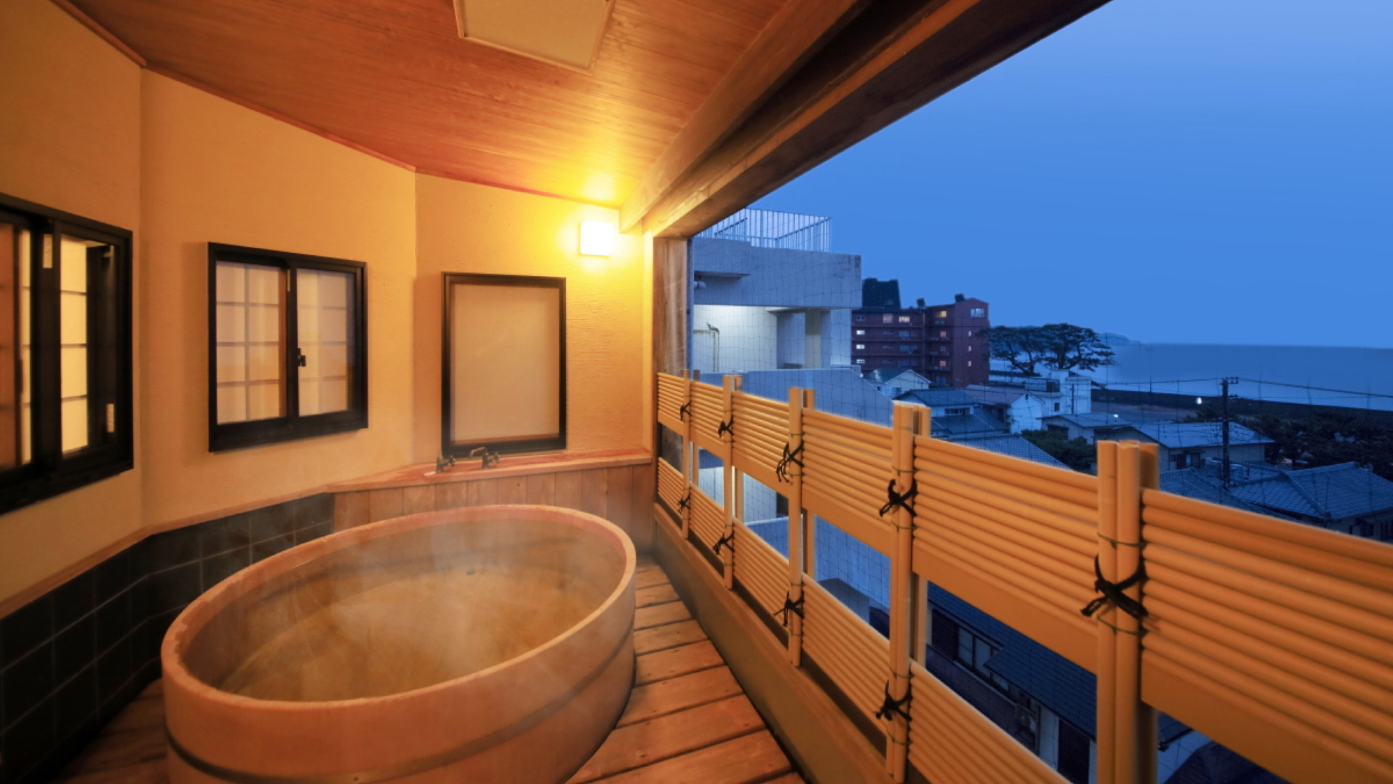 【露天風呂付和室】檜の露天風呂がプライベート空間を演出(一例)