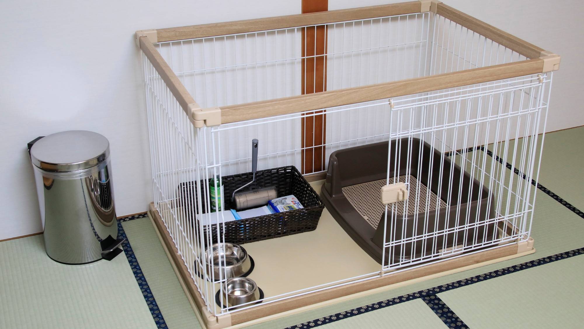 【客室アメニティー】中型犬まで入るケージをご用意。※和室は、ひとまわり小さいサイズとなります。
