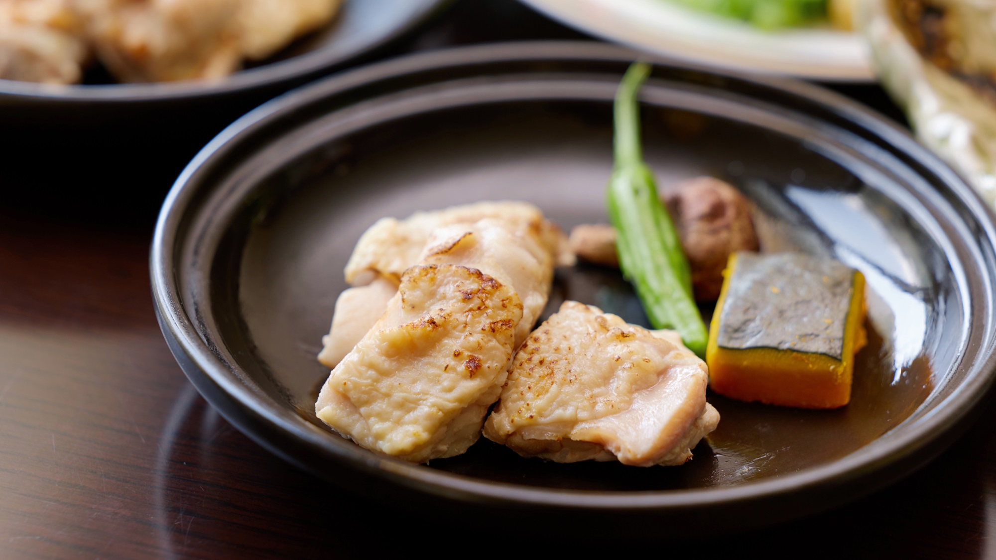 【季節の献立】トリモモ肉の陶板焼き（一例）