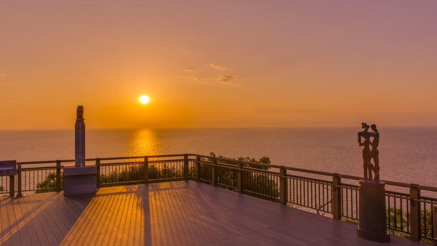 【恋人岬】綺麗な夕陽を眺められる人気のスポット。夕方は、幻想的な景色が広がります。(一例)