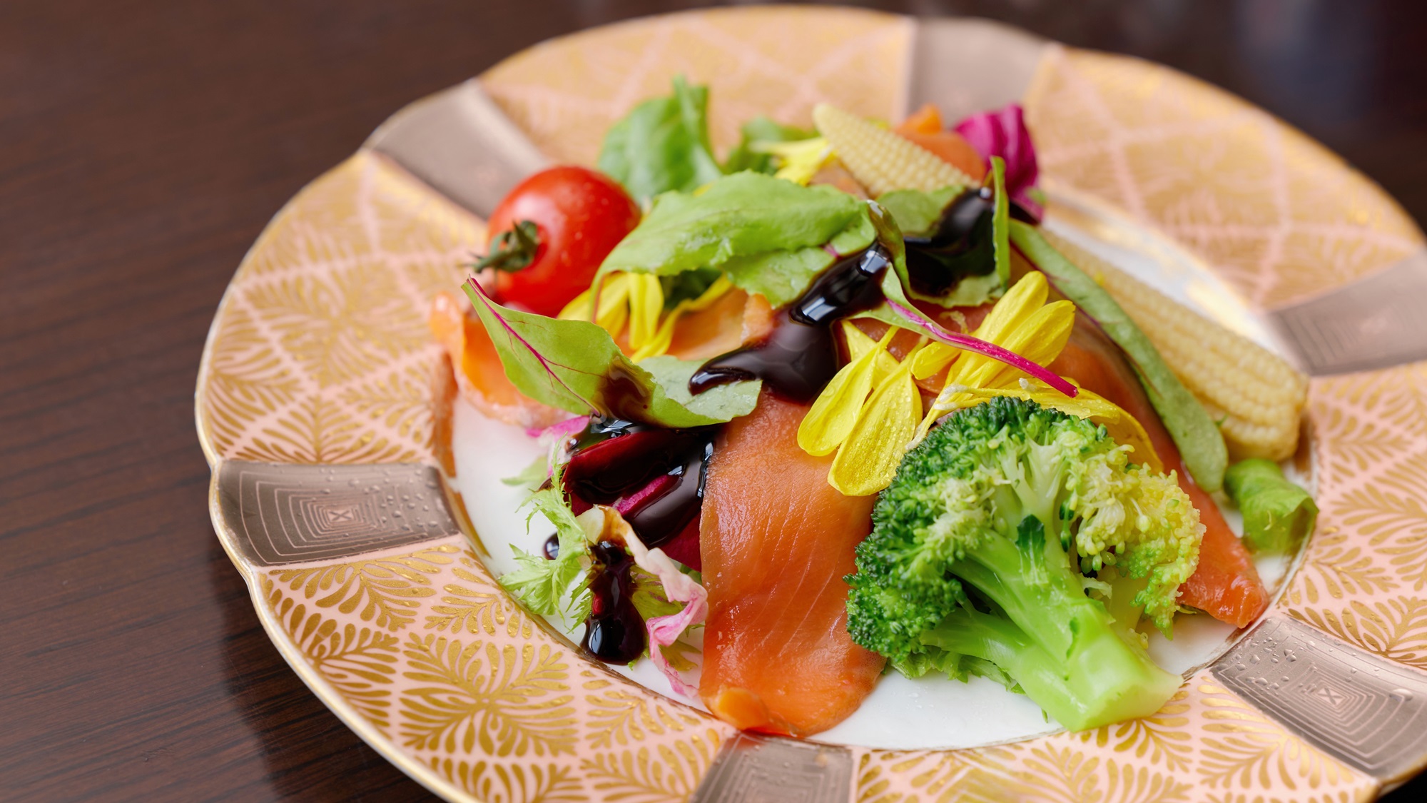 【前菜】スモークサーモンサラダ（一例）