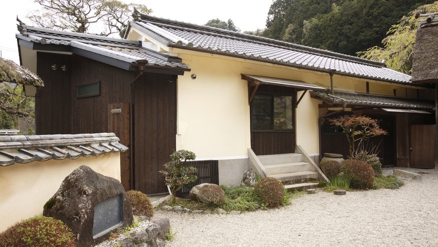 重要文化財の敷地内にある長屋を改装した宿泊所を一棟丸ごと貸切