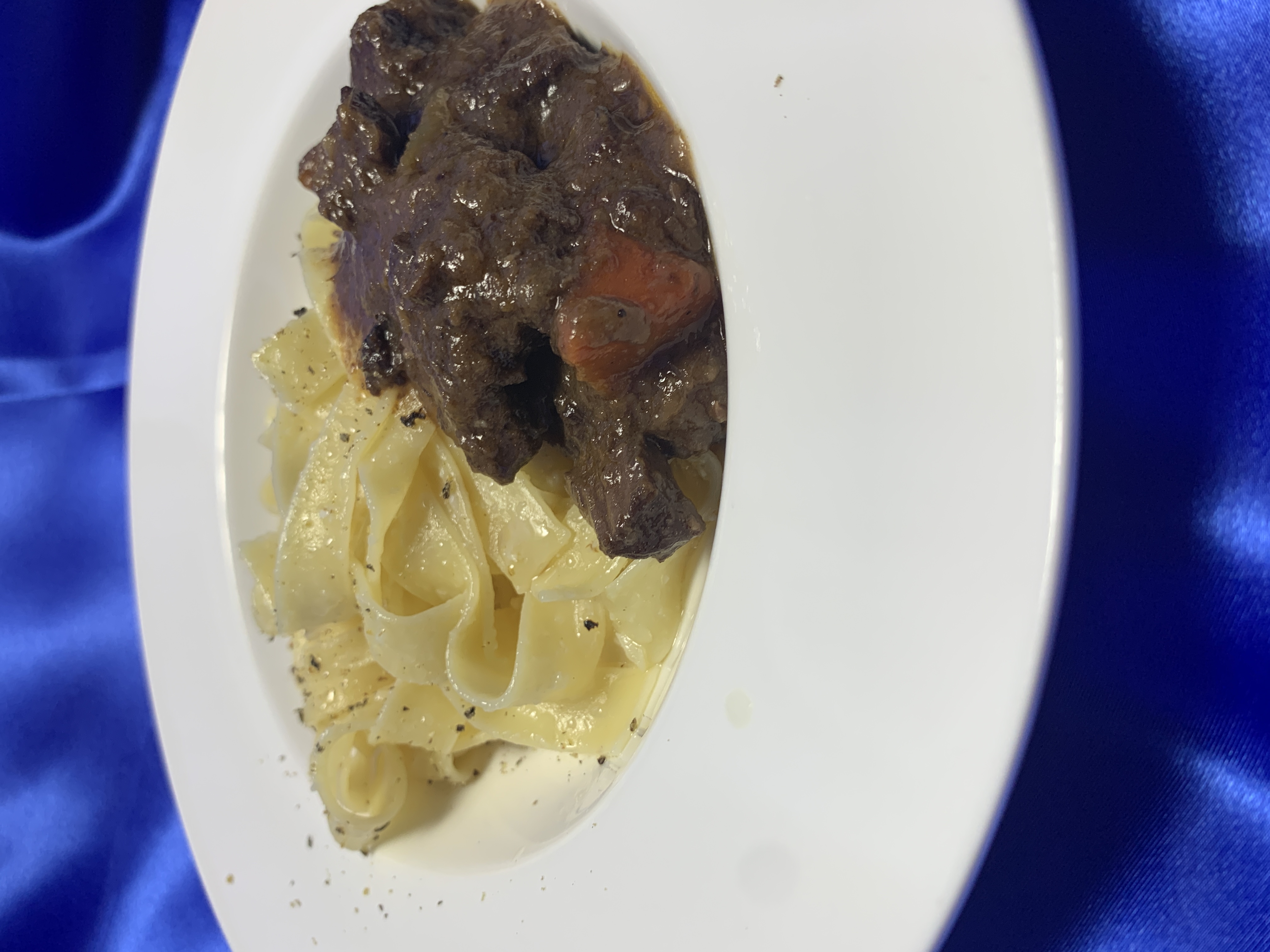 鹿モモ肉の赤ワイン煮込みとフェットチーネ