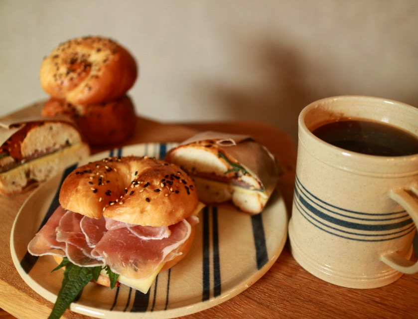 【選べる朝食-Margiche Coffee x Bagel】車で3分 高台にある絶景カフェ