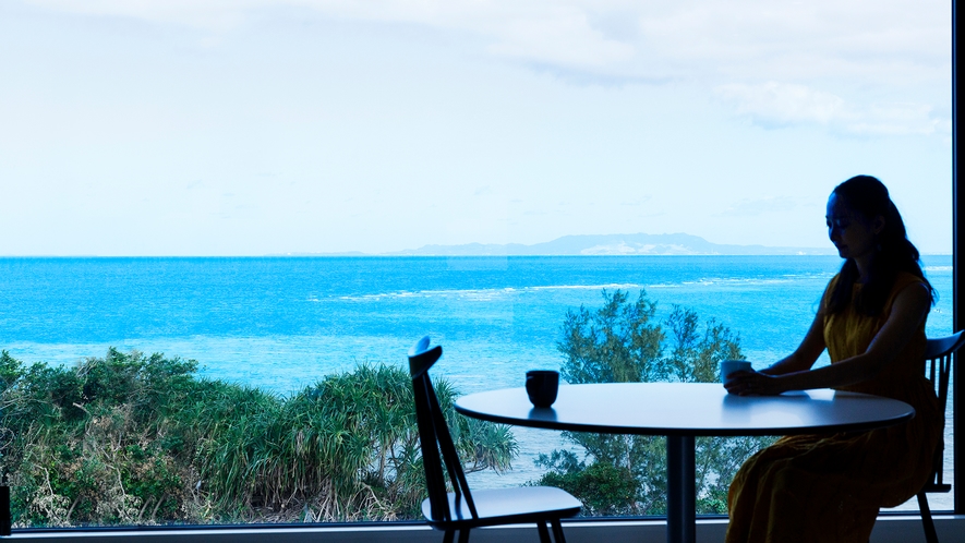 【絶景】客室の大窓からは沖縄の海が一望できます。刻一刻と表情が変わるパノラマをご堪能下さい。