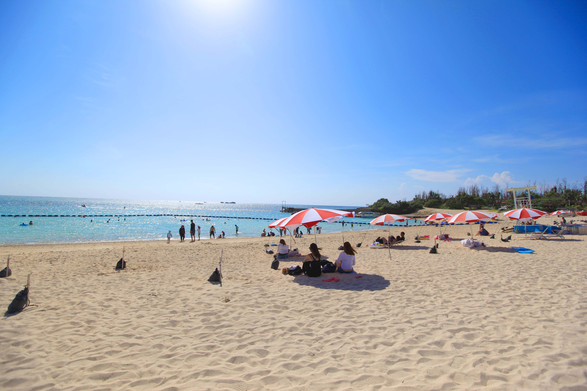 残波ビーチ（お車で5分）海開き期間は遊泳可能です。
