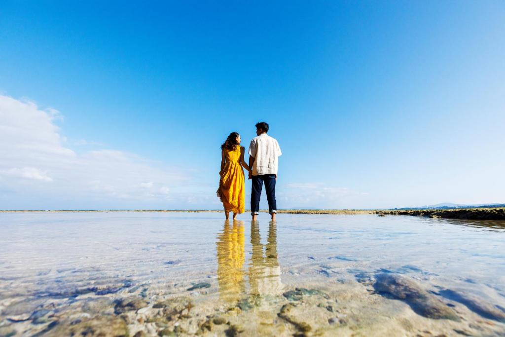 【瀬名波ビーチ】遠浅のビーチはまるでウユニ湖のよう…