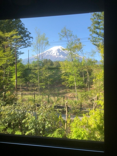 リビングから迫力の富士山を臨む