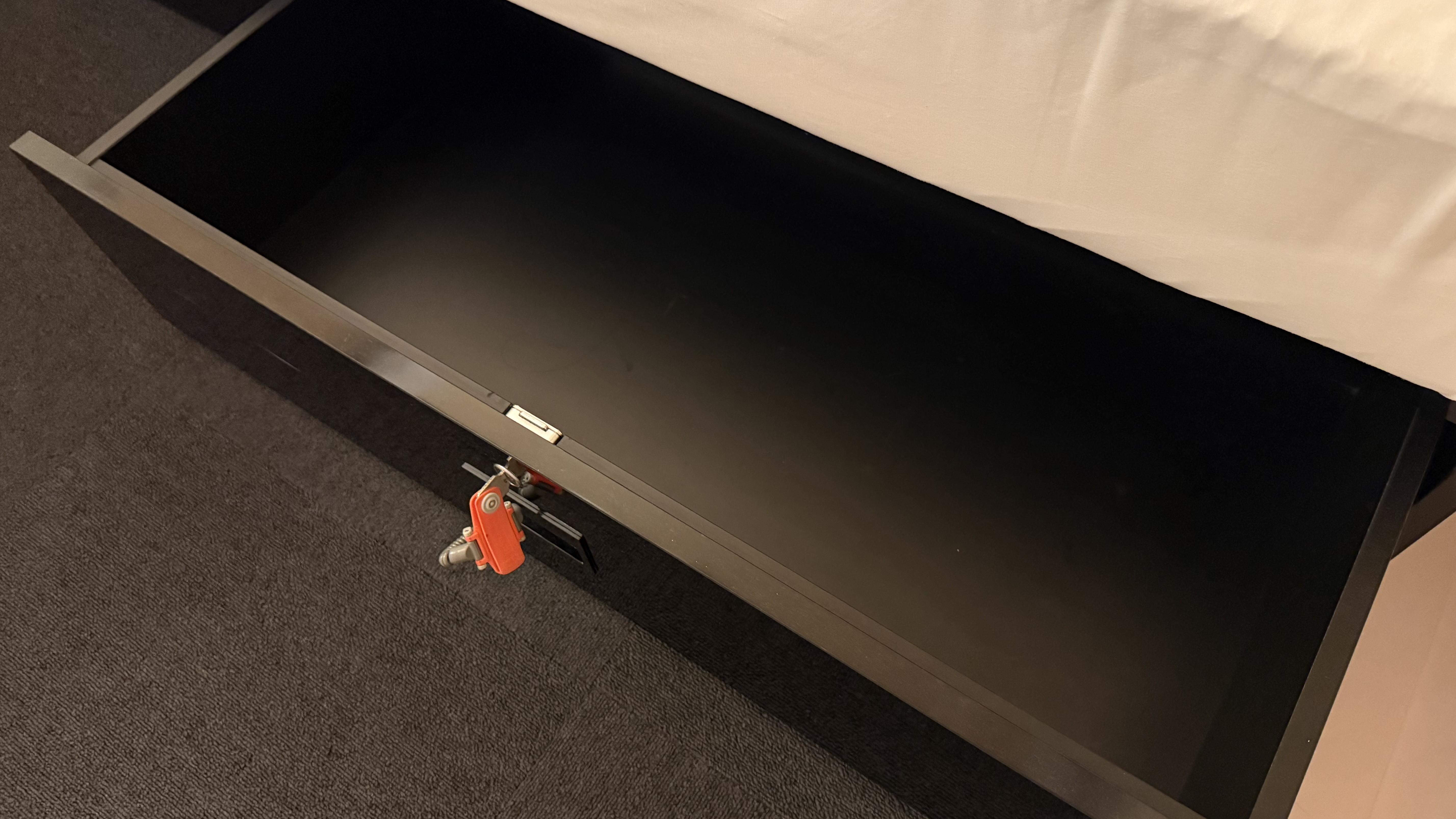 【ファーストクラスキャビン】貴重品ボックス