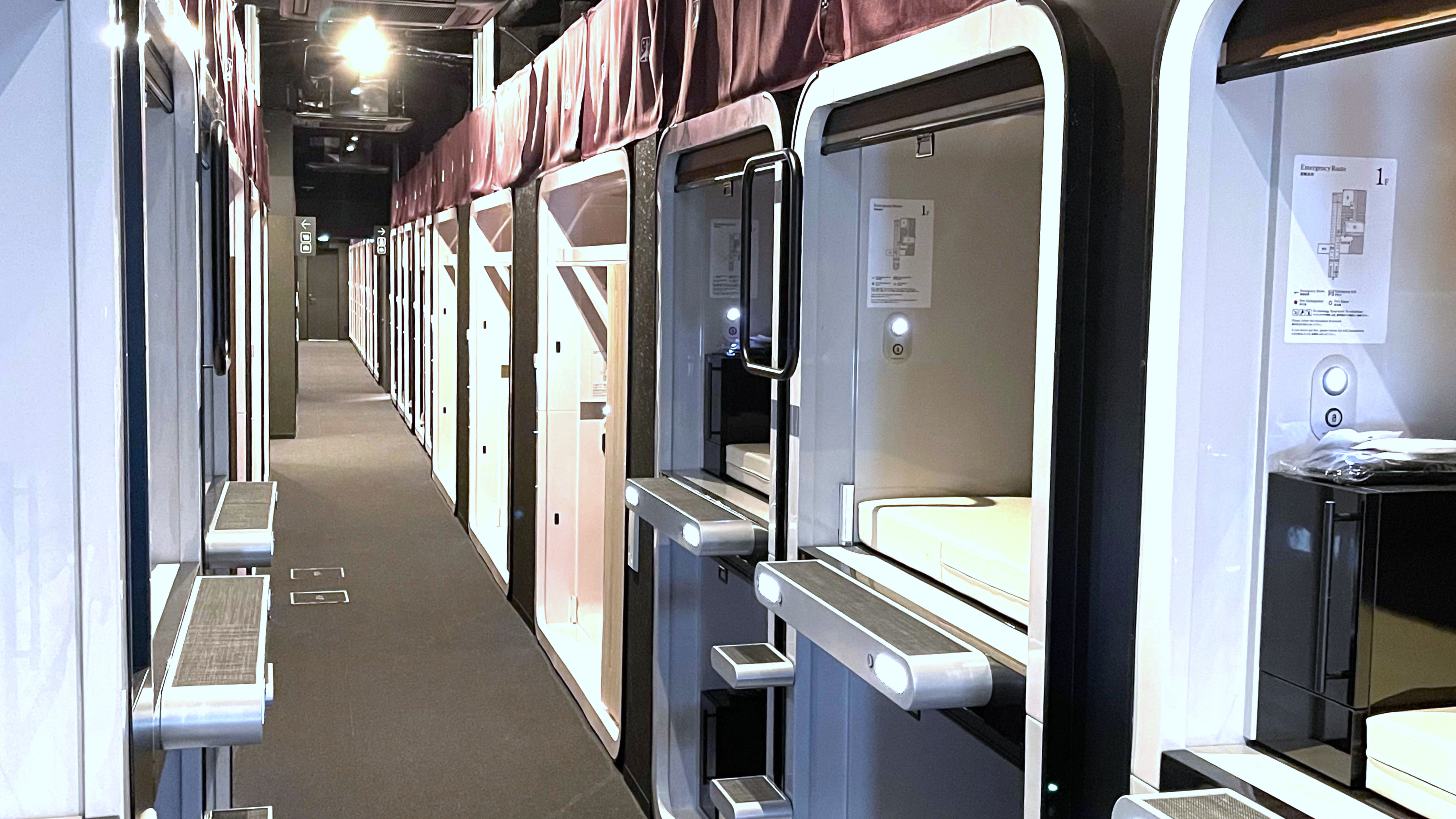 女性キャビン通路