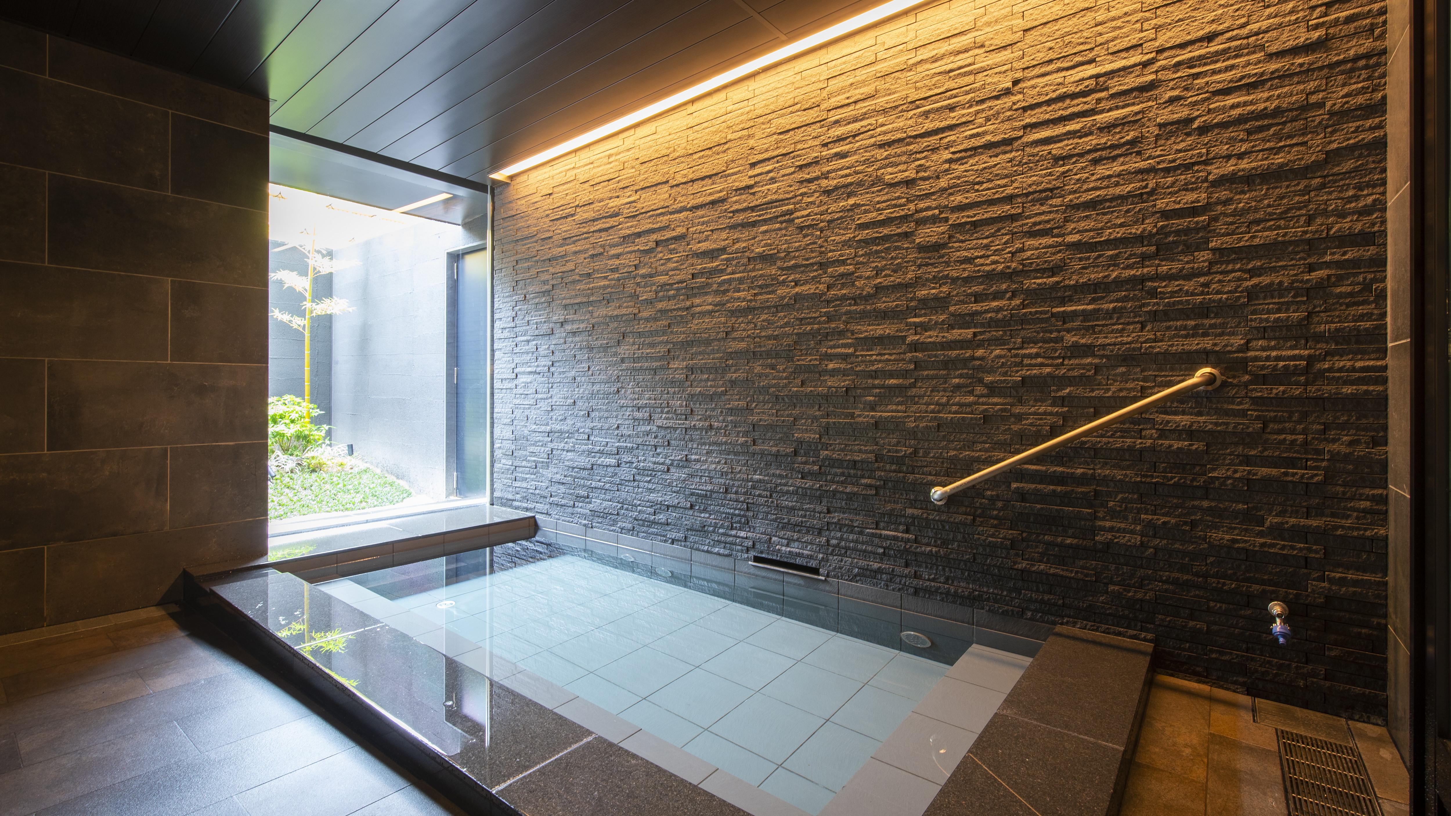 【半露天大浴場】～温泉効能つき～