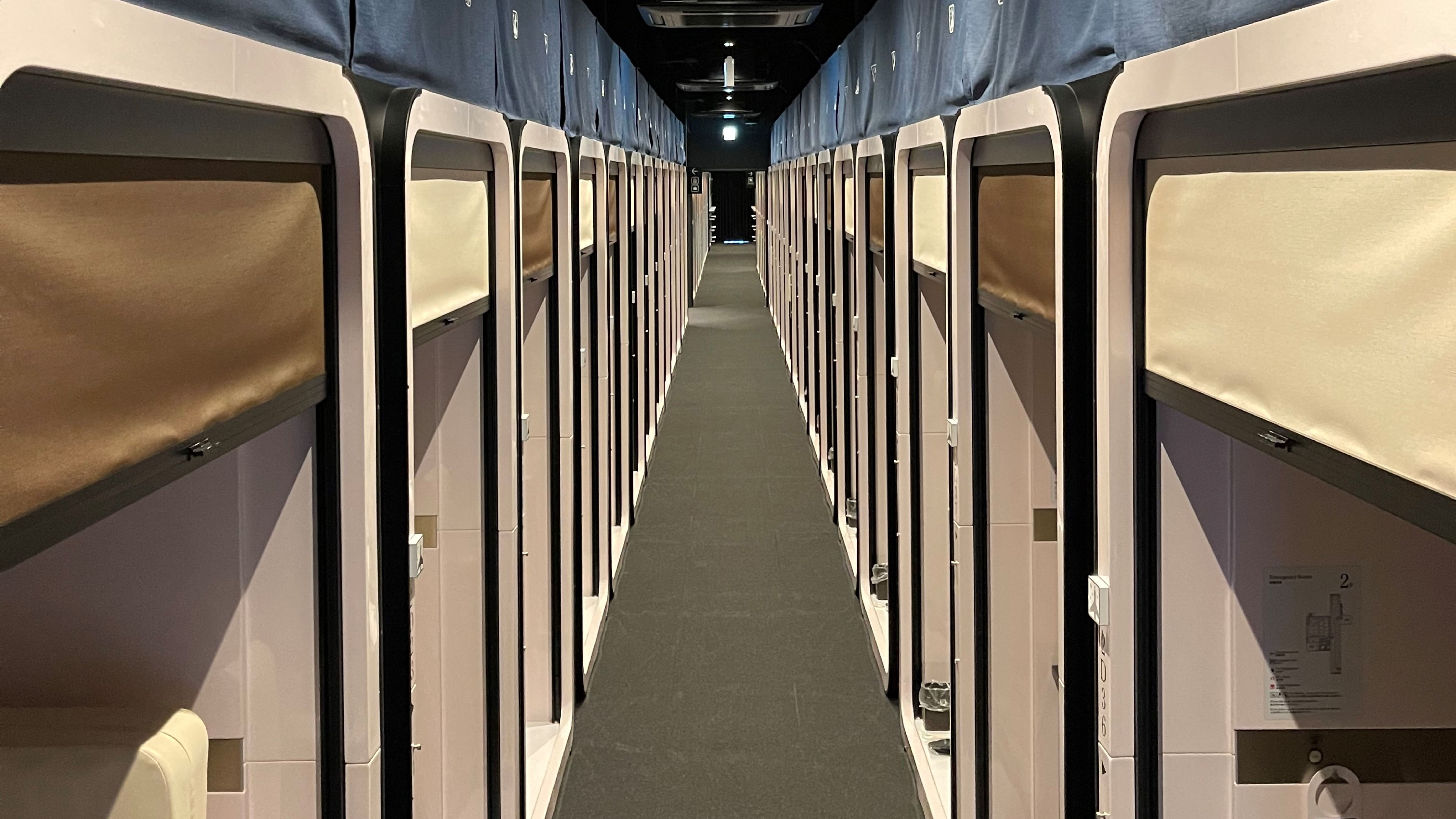 男性キャビン通路